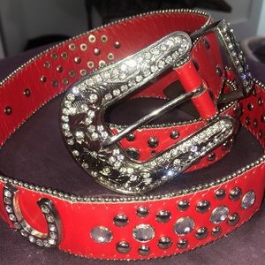 Red horseshoe belt